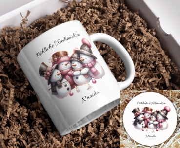Preview: Personalisierte Tassen Fröhliche Weihnachten Preview: Personalisierte Weihnachtstasse mit Schneemann-Familienmotiv und passendem Untersetzer: Vier lächelnde Schneemänner in bunten Schals und Hüten stehen Arm in Arm und verbreiten Weihnachtsstimmung. Über dem Motiv steht der Schriftzug ‚Fröhliche Weihnachten‘
